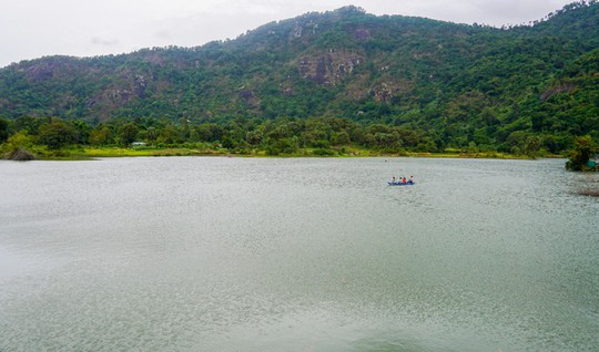 Hồ nước nổi tiếng với món gà đốt ở An Giang - Ảnh 1.