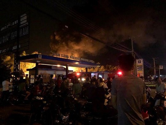 Cây xăng bốc cháy dữ dội trong đêm tại Đồng Nai - Ảnh 2.