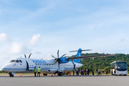 Nhiều chuyến bay đi Côn Đảo phải thay đổi do bão số 1 - Ảnh 1.