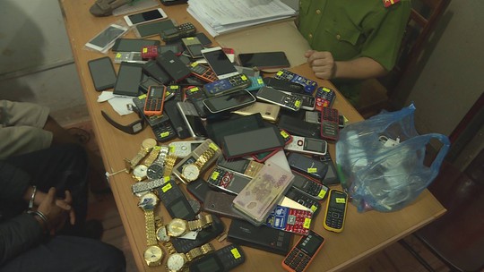 Đôi tình nhân trộm cả bao tải điện thoại, đồng hồ đeo tay - Ảnh 3.