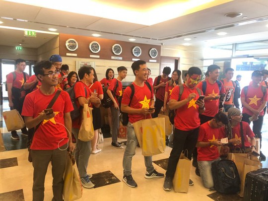 Thêm hàng trăm CĐV Việt Nam đã đến Dubai, sẵn sàng tiếp lửa cho trận gặp Nhật - Ảnh 5.