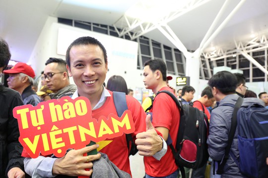 Clip: CĐV Việt Nam bay xuyên đêm tiếp lửa thầy trò Park Hang-seo - Ảnh 4.