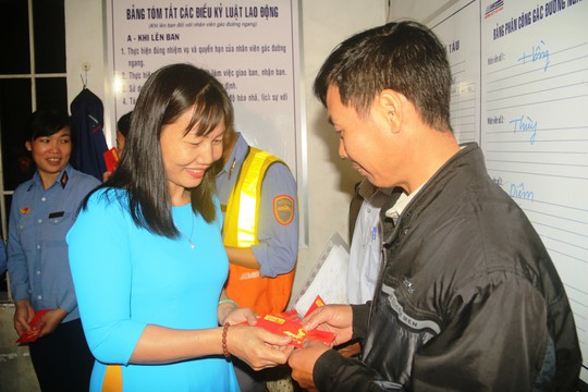 Khánh Hòa: Hàng ngàn suất quà Tết ấm lòng người lao động khó khăn - Ảnh 3.