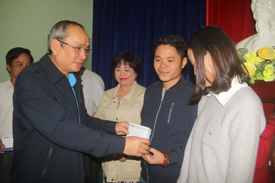 Khánh Hòa: Hàng ngàn suất quà Tết ấm lòng người lao động khó khăn - Ảnh 1.