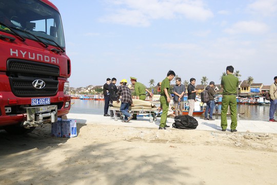 Vớt được thi thể gia đình 3 người lao xe xuống sông Hoài - Ảnh 5.