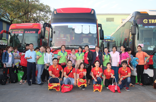 Chi 1,4 tỉ đồng đưa công nhân về quê đón Tết - Ảnh 2.