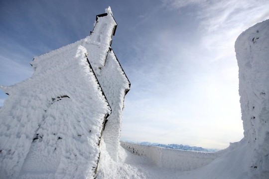 Những khung cảnh mùa đông tuyết phủ trắng xóa đẹp như cổ tích - Ảnh 4.