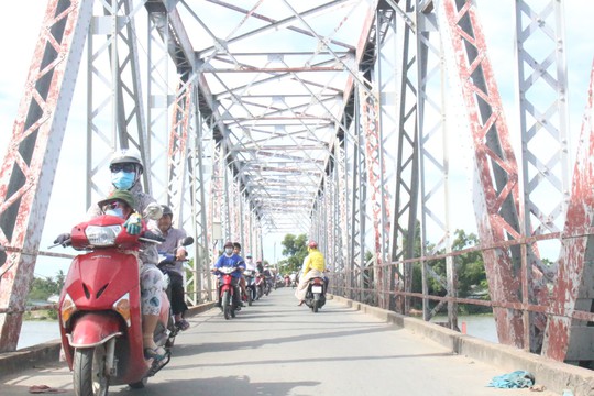 Hoãn tháo dỡ cầu Phú Long hơn 100 tuổi, nối TP HCM – Bình Dương - Ảnh 1.