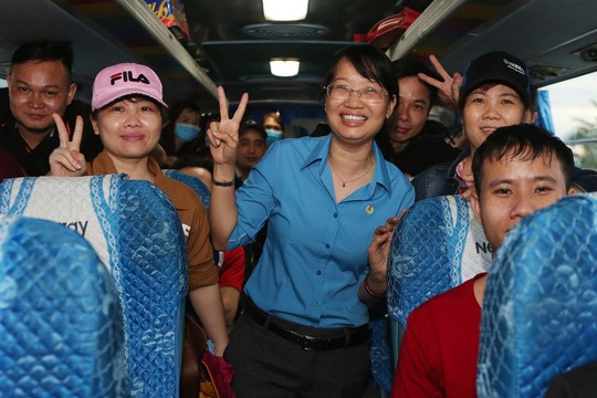 Tấm vé nghĩa tình đã lăn bánh đưa 1.500 công nhân về quê đón Tết - Ảnh 7.