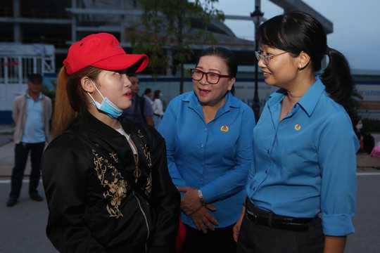 Tấm vé nghĩa tình đã lăn bánh đưa 1.500 công nhân về quê đón Tết - Ảnh 2.