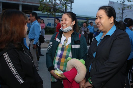 Tấm vé nghĩa tình đã lăn bánh đưa 1.500 công nhân về quê đón Tết - Ảnh 3.