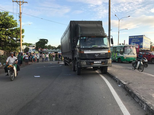 Thai phụ tử vong thương tâm dưới gầm xe tải ở ngã tư Bình Phước - Ảnh 1.