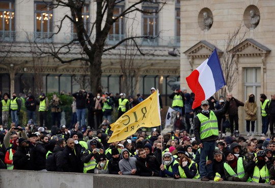 Biểu tình áo ghi-lê vàng nổi lửa bạo lực, đòi Tổng thống Pháp từ chức - Ảnh 3.