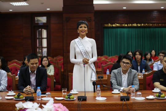 Hoa hậu H’Hen Niê về quê với nhiều dự án thiện nguyện - Ảnh 2.