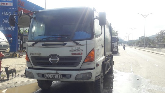 Đà Nẵng: Hết chặn xe tải, người dân lại chặn xe chở rác để phản đối ô nhiễm - Ảnh 5.