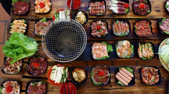 Kinh doanh buffet ở Việt Nam: Tưởng không lãi mà lãi không tưởng! - Ảnh 1.