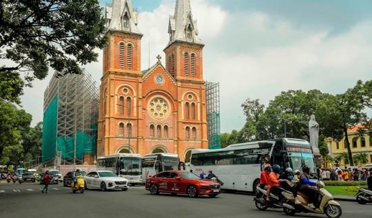 Diễu hành từ Landmark 81, dàn VinFast Lux tạo sức hút lớn tại TP HCM - Ảnh 13.