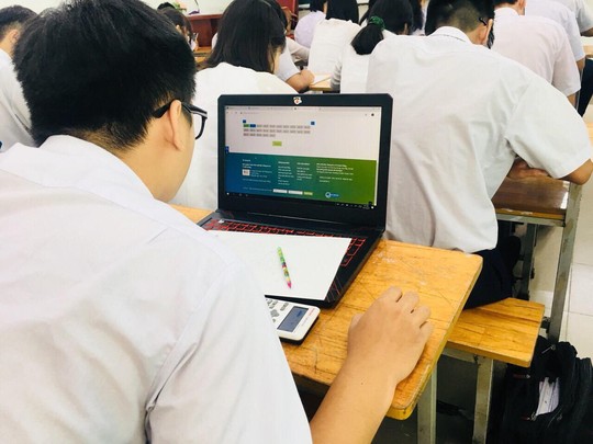 Học sinh TP HCM thi giữa kỳ bằng điện thoại, laptop - Ảnh 1.