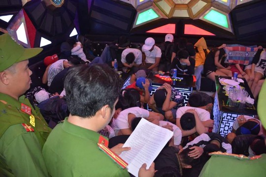 Lại phát hiện 68 thanh niên phê ma túy trong quán karaoke ở Quảng Nam - Ảnh 2.