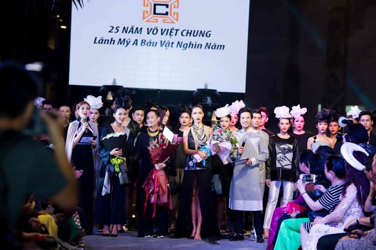 Đoàn Minh Tài làm MC kỷ niệm 25 năm của NTK Võ Việt Chung - Ảnh 7.