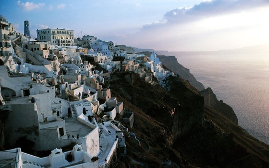 Ngắm những ngôi nhà tường trắng mái xanh ở Santorini - Ảnh 14.