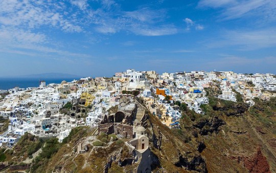 Ngắm những ngôi nhà tường trắng mái xanh ở Santorini - Ảnh 19.