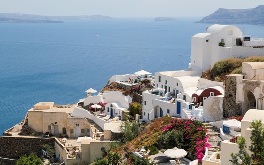 Ngắm những ngôi nhà tường trắng mái xanh ở Santorini - Ảnh 3.