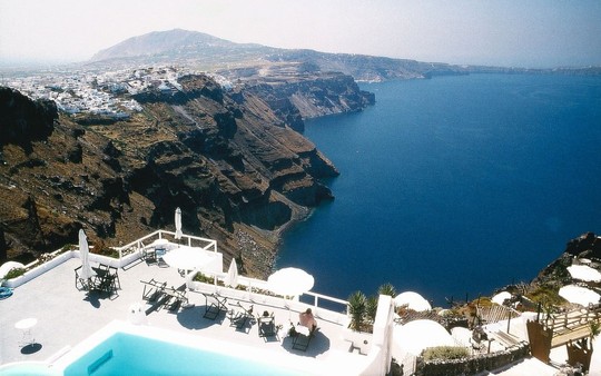 Ngắm những ngôi nhà tường trắng mái xanh ở Santorini - Ảnh 8.