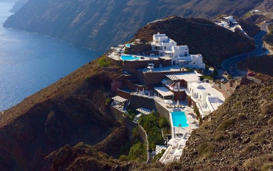 Ngắm những ngôi nhà tường trắng mái xanh ở Santorini - Ảnh 9.