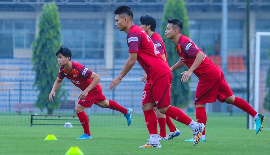 Cận cảnh buổi tập nghiêm túc song thoải mái của đội tuyển bóng đá Việt Nam - Ảnh 2.