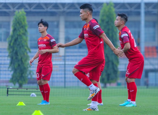 Cận cảnh buổi tập nghiêm túc song thoải mái của đội tuyển bóng đá Việt Nam - Ảnh 3.