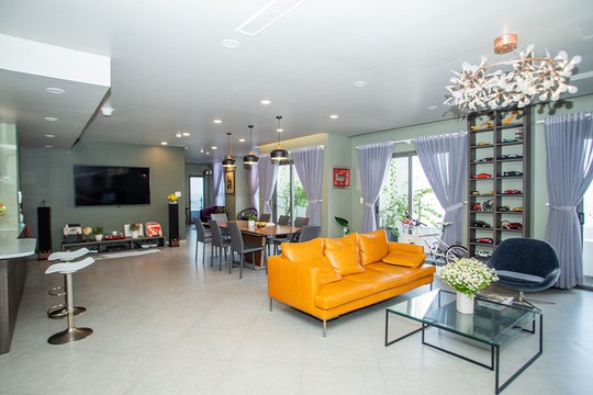 Chủ nhà gộp ba căn hộ để có phòng khách hơn 100 m2 - Ảnh 1.