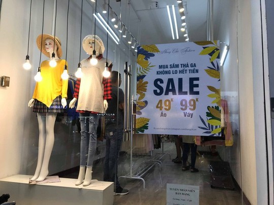 Sự thật về việc giảm giá đến 70% tại các cửa hàng thời trang - Ảnh 3.