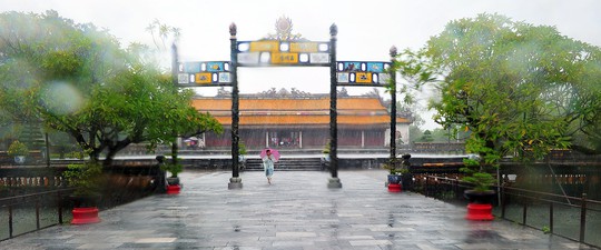 Khoảnh khắc mưa lãng mạn ở Huế  - Ảnh 16.