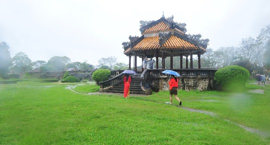 Khoảnh khắc mưa lãng mạn ở Huế  - Ảnh 18.