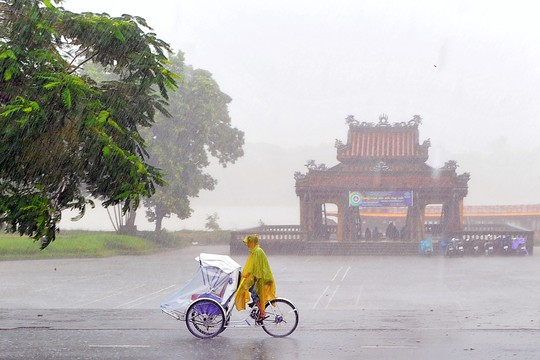 Khoảnh khắc mưa lãng mạn ở Huế  - Ảnh 22.