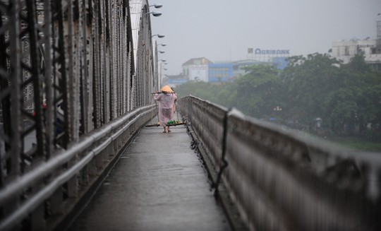 Khoảnh khắc mưa lãng mạn ở Huế  - Ảnh 27.