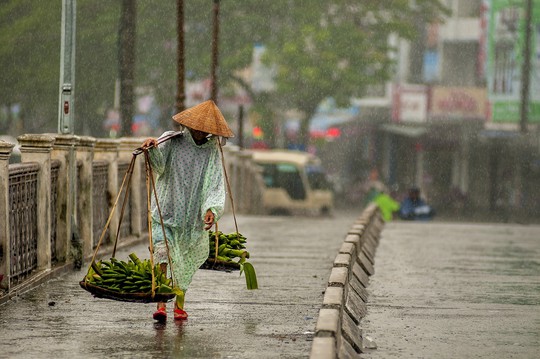 Khoảnh khắc mưa lãng mạn ở Huế  - Ảnh 28.