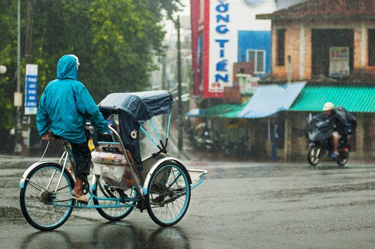 Khoảnh khắc mưa lãng mạn ở Huế  - Ảnh 29.