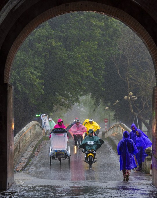 Khoảnh khắc mưa lãng mạn ở Huế  - Ảnh 30.
