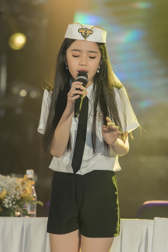 Cô bé triệu view Jennifer Thiên Nga chơi lớn hơn ca sĩ - Ảnh 1.