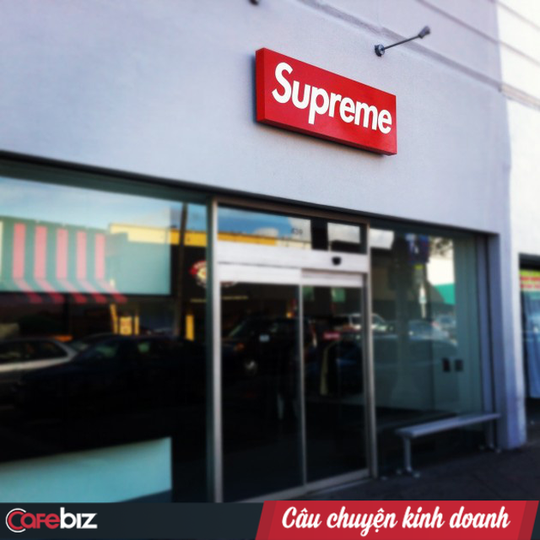 Chỉ cần có logo Supreme, người ta sẵn sàng xếp hàng mua dù đó là cục gạch? - Ảnh 1.