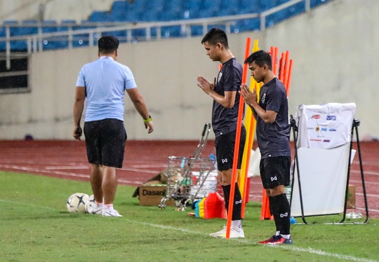 Cầu thủ Thái Lan cầu nguyện trước buổi tập trên sân Mỹ Đình khi gió mùa tràn về - Ảnh 1.