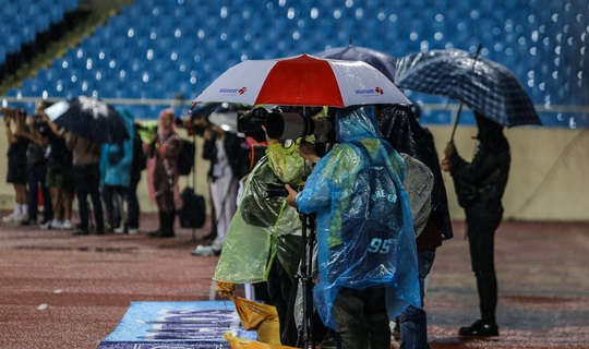 Cầu thủ Thái Lan cầu nguyện trước buổi tập trên sân Mỹ Đình khi gió mùa tràn về - Ảnh 14.