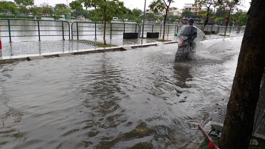 Mưa lớn ở Đà Nẵng, nhiều tuyến đường ngập nước - Ảnh 2.