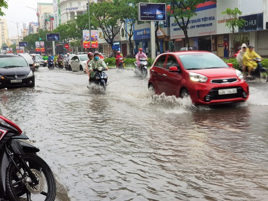 Mưa lớn ở Đà Nẵng, nhiều tuyến đường ngập nước - Ảnh 9.
