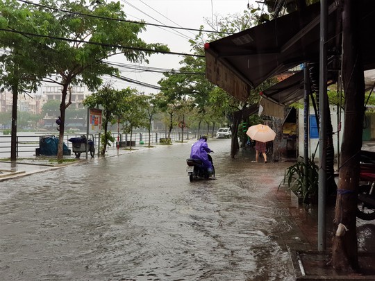 Mưa lớn ở Đà Nẵng, nhiều tuyến đường ngập nước - Ảnh 10.