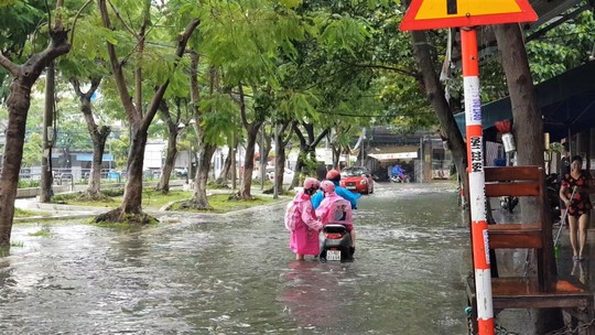 Mưa lớn ở Đà Nẵng, nhiều tuyến đường ngập nước - Ảnh 11.