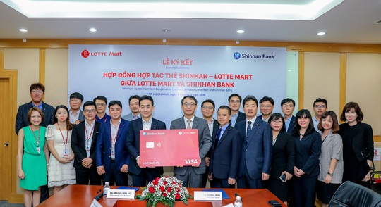 Ngân hàng Shinhan và Lotte Mart ra mắt thẻ đồng thương hiệu - Ảnh 1.