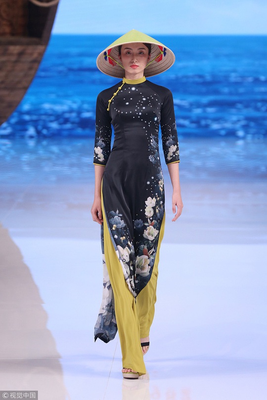 Công chúng phẫn nộ nhà thiết kế Trung Quốc nhận vơ áo dài Việt - Ảnh 1.